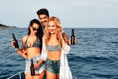 Bir grup genç bir teknede bira içiyor - yaz konsepti