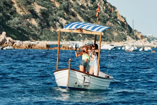 Un gruppo di giovani che si divertono in barca - concetto estivo — Foto Stock