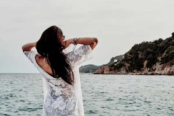 Une jeune femme au coucher du soleil dans un bateau - concept d'été — Photo