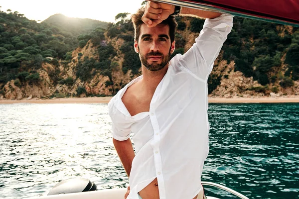 Gün batımında genç bir denizci - yaz konsepti