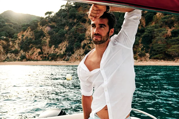 Gün batımında genç bir denizci - yaz konsepti