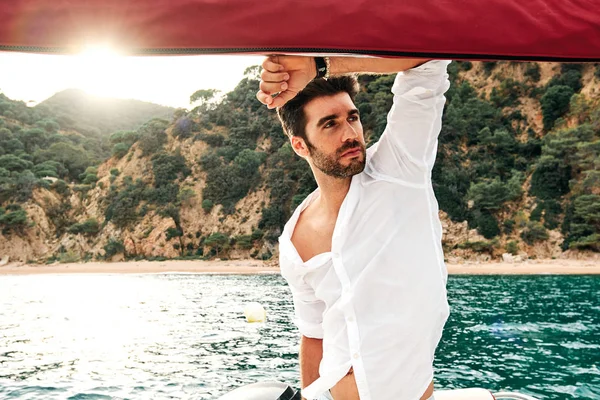 Gün batımında genç bir denizci - yaz konsepti