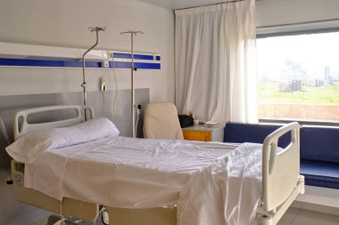 Temiz yataklı bir hastane odası. Sağlık konsepti.