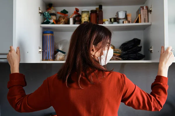 Eine Frau Mit Maske Öffnet Schrank Voller Lebensmittel Während Des — Stockfoto