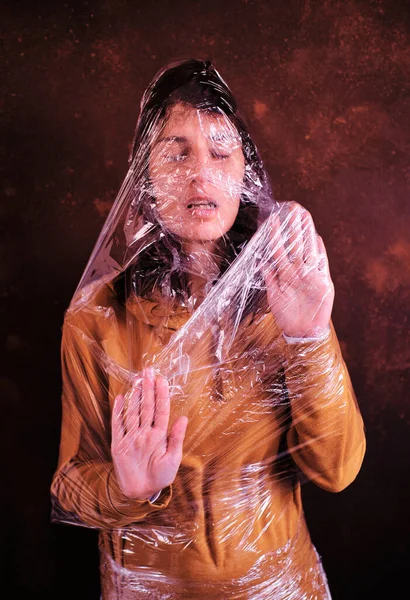 Eine Plastikfolie Bedeckt Einen Menschlichen Körper Kunststoffe Und Ökosystemkonzept — Stockfoto