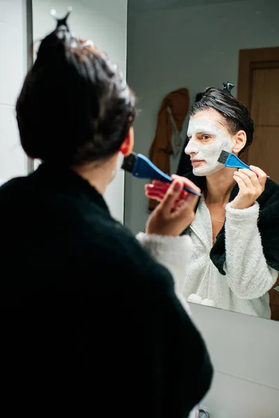 Žena Používající Obličejovou Masku Štětcem Ručníky — Stock fotografie
