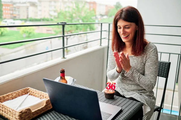 Coronavirus sırasındaki bir kadın doğum gününü video konferansı ile kutluyor.
