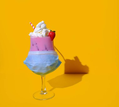 Coronavirüs salgını sırasında yaz içeceği - covid19 konsepti