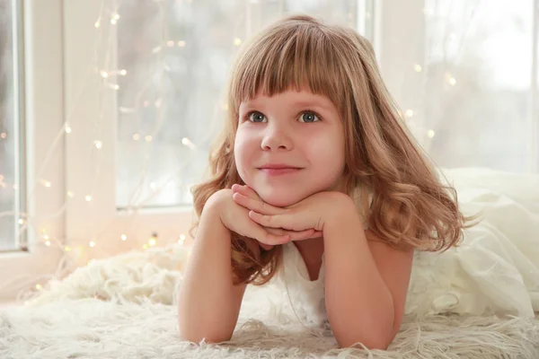 Hübsches Mädchen mit engelhaftem Gesicht — Stockfoto