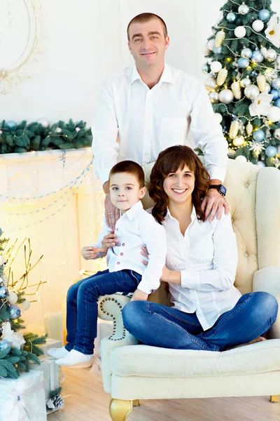 Šťastná rodina, matka, otec a syn — Stock fotografie