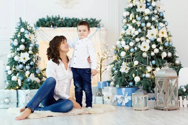 Madre e figlio abbraccio — Foto Stock