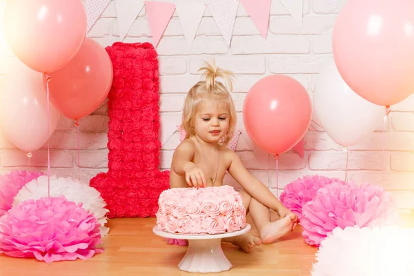 sevimli küçük kız, 1 yıl, ilk pasta