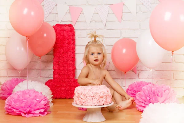 Linda menina, 1 ano, o primeiro bolo — Fotografia de Stock