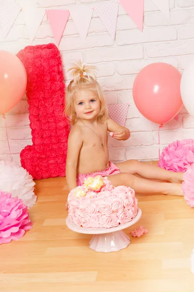 Carino bambina, 1 anno, la prima torta — Foto Stock