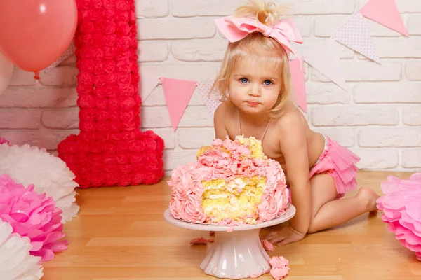 Carino bambina, 1 anno, la prima torta — Foto Stock