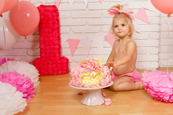 Carino bambina, 1 anno, la prima torta — Foto Stock