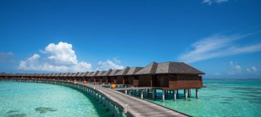 Güzel bir plaj su bungalovlar Maldivler, panorama forma ile
