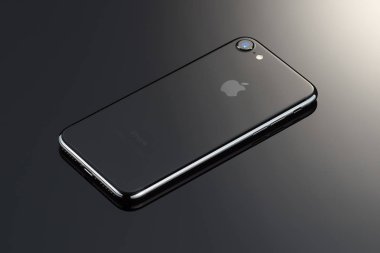 Moscow, Rusya Federasyonu - 22 Ekim 2016: Bir akıllı yeni siyah iphone 7 olduğunu