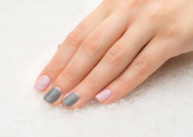 Güzel kadının güzel şık manikür çivi