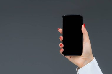 El tutan cep akıllı telefon gri bir arka plan üzerinde izole