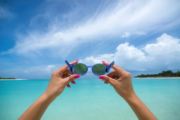 Foto de gafas de sol en la playa tropical, vacaciones. Viajero —  Fotos de Stock