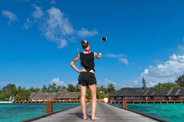 Viajes de vacaciones Selfie Turístico. Mujer tomando foto autorretrato —  Fotos de Stock