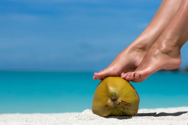 Belle gambe femminili nella spiaggia tropicale immagine concettuale di — Foto Stock
