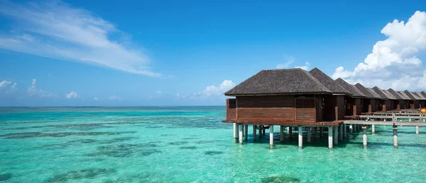 Maldivler 'de su bungalovları olan güzel sahil — Stok fotoğraf