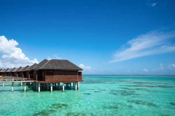 Krásná pláž s bungalovy na Maledivách — Stock fotografie