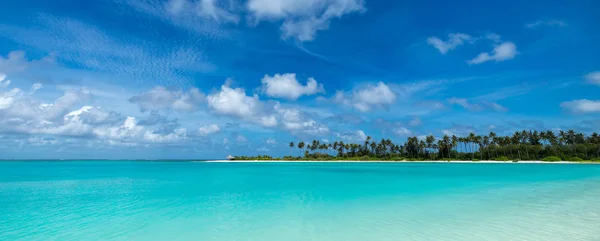 完美的热带岛屿天堂海滩马尔代夫, 全景形式 — 图库照片