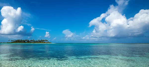 Isla tropical perfecta playa paradisíaca Maldivas, formato panorama —  Fotos de Stock