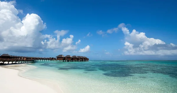 Hermosa playa con bungalows de agua en Maldivas, panorama forma — Foto de Stock
