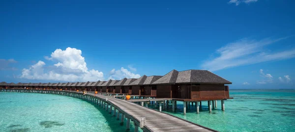 Beautiful beach with water bungalows at Maldives, panorama forma — Stock Photo, Image