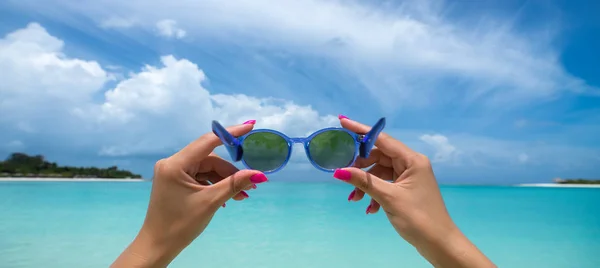 Foto de gafas de sol en la playa tropical, vacaciones. Viajero — Foto de Stock