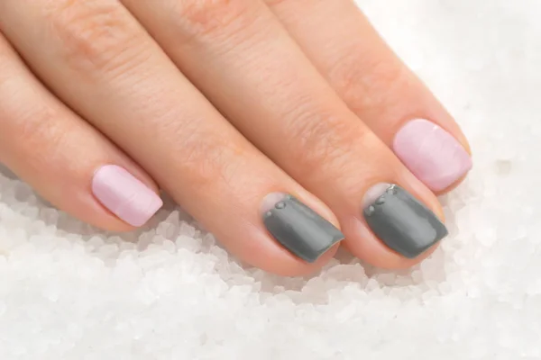 Piękna kobieta paznokcie z ładne stylowe manicure — Zdjęcie stockowe