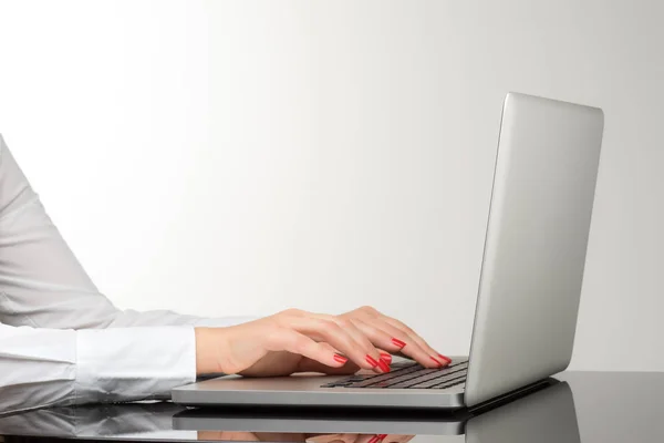 Nahaufnahme einer Geschäftsfrau beim Tippen auf der Laptop-Tastatur — Stockfoto