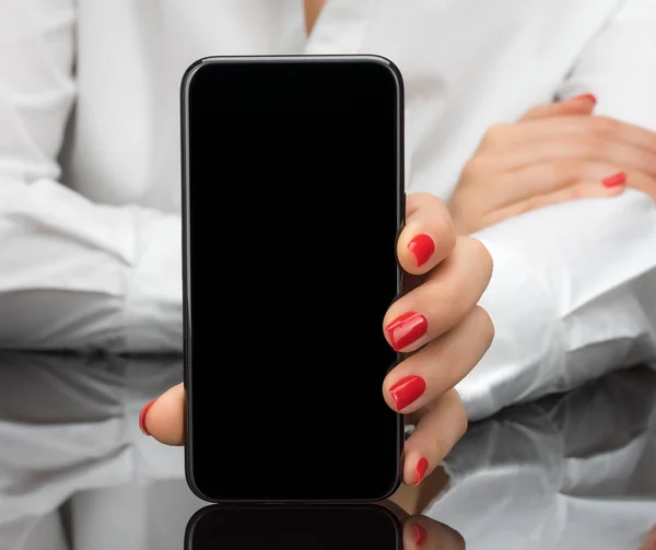 Obchodní žena držící telefon v ruce, která vám vyřve prázdný Pho — Stock fotografie