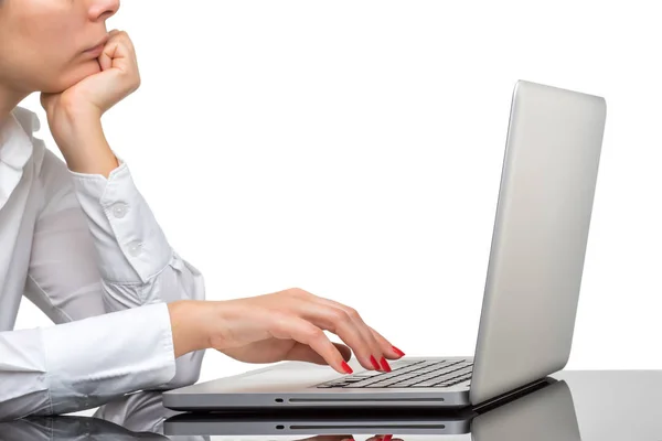 Закрытие руки деловой женщины, печатающей на клавиатуре ноутбука — стоковое фото