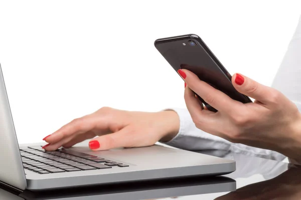 Platba online, ženská ruka držící telefon — Stock fotografie