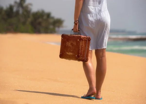 Hermosa chica con una vieja maleta vintage en una playa —  Fotos de Stock