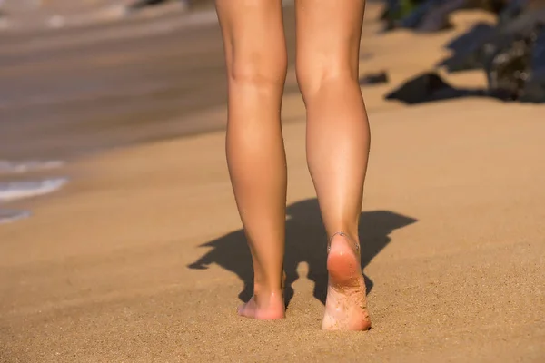 Strandreise - Frau läuft am Sandstrand und hinterlässt Fußspuren — Stockfoto