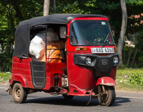 MIRISSA, SRI LANKA - 07 de enero de 2017: Tuk-tuk moto taxi en el — Foto de Stock