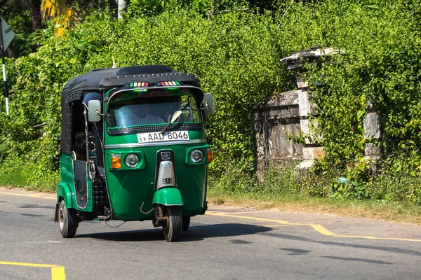 Mirissa, Sri Lanka - 07 januari, 2017: Tuk-tuk moto taxi på den — Stockfoto