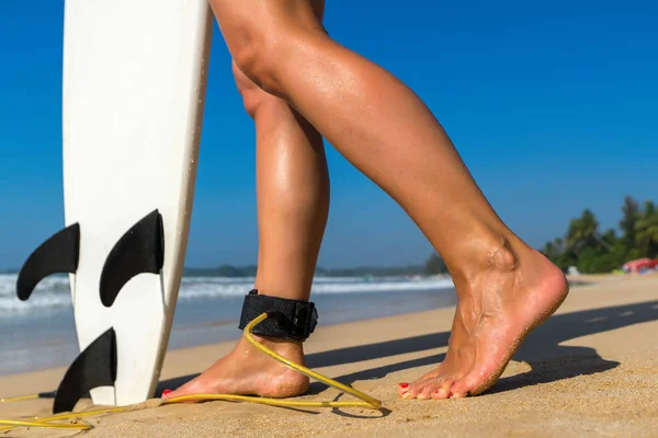Jovem bela surfista menina na praia com prancha de surf no dia brea — Fotografia de Stock