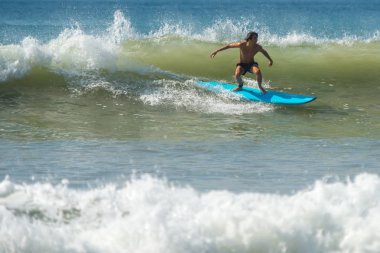 Weligama, Sri Lanka - 09 Ocak 2017: sörf kimliği belirsiz adam 