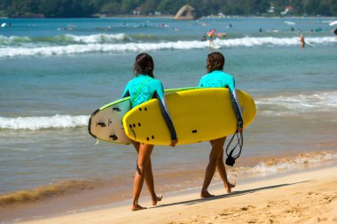 Weligama, Sri Lanka - 09 Ocak 2017: tanımlanamayan çift surfi