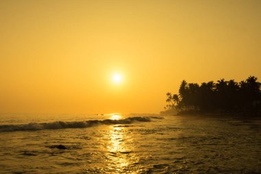 Güneş batımında ufukta batıyor. Sunrise Over deniz ya da okyanus.