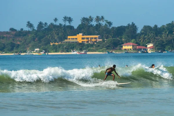 Weligama, Sri Lanka - 09 Ocak 2017: sörf kimliği belirsiz adam — Stok fotoğraf