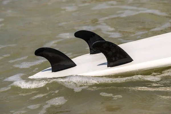Дошки для серфінгу лежить на тропічному пляжі — стокове фото