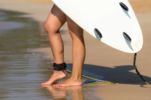 Tineri frumos surfer fata pe plaja cu surf bord la zi brea — Fotografie, imagine de stoc